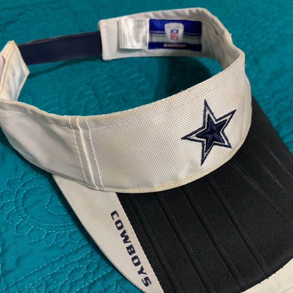 Cowboys One Size Visor is PreOwned.  Washed, sanitized & excellent condition.